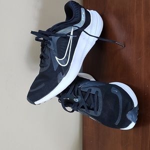 Nike Quest 05 Running shoes size 6.5 kids EU39 equivalent to an 8